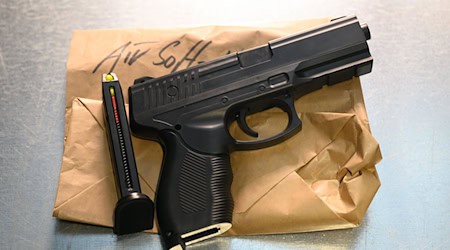 In Dresden ist ein Mann durch eine Softairwaffe leicht verletzt worden. (Symbolbild) / Foto: Robert Michael/dpa