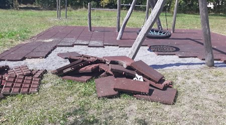 Herausgerissene Matten: Vandalismus im Mehrgenerationenpark. Foto: AVG Riesa