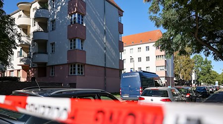 In Leipzig demonstrieren Menschen, nachdem es im Stadtteil Reudnitz zu einem Tötungsdelikt gekommen war. (Symbolbild) / Foto: Jan Woitas/dpa