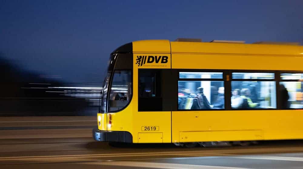 In der Dresdner Neustadt kam es in der Nacht zu Sonntag in einer Straßenbahn zu einem Messerangriff. (Symbolfoto) / Foto: Sebastian Kahnert/dpa