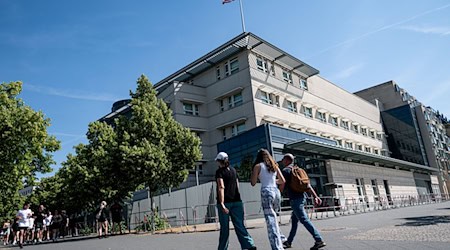 Die US-amerikanische Botschaft in Berlin lobt das mutige Eingreifen des 20 Jahre alten US-Bürgers. Laut Polizei soll er eingeschritten sein, als zwei Männer junge Frauen belästigten. Daraufhin wurde der 20-Jährige mit einem Messer angegriffen. (Archivbild) / Foto: Fabian Sommer/dpa