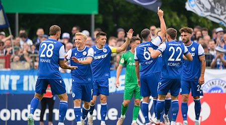  Nicolai Rapp (Karlsruher SC, 3.v.r) und seine Mitspieler jubeln nach dem Tor zum 0:2. / Foto: Robert Michael/dpa