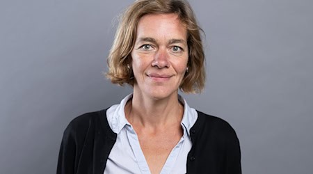 Linke-Politiker Juliane Nagel will Klarheit im Umgang mit erniedrigenden Aufnahmeritualen in einer sächsischen Polizeieinheit (Archivbild). / Foto: Sebastian Kahnert/dpa