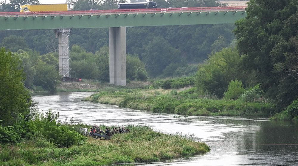 An der Mulde war nach dem Hubschrauberabsturz eine Ölsperre errichtet worden.  / Foto: Heiko Rebsch/dpa