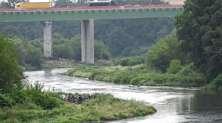 An der Mulde war nach dem Hubschrauberabsturz eine Ölsperre errichtet worden.  / Foto: Heiko Rebsch/dpa