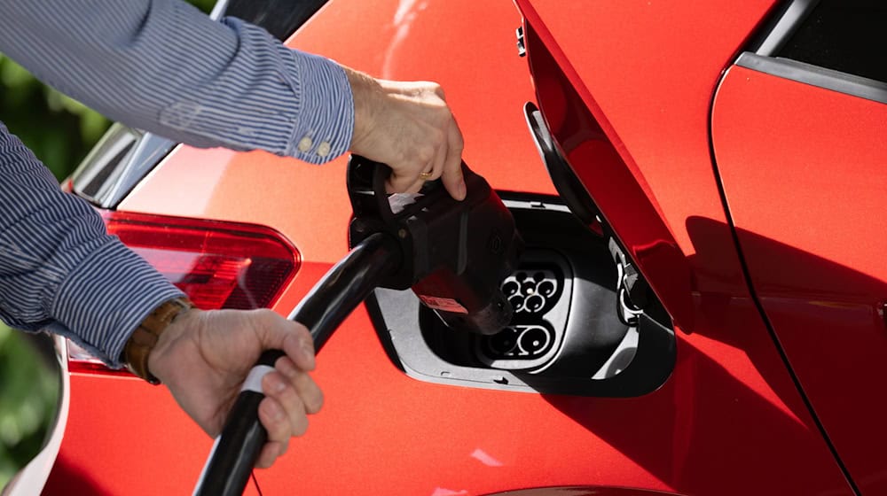 Tras el fin de la subvención, el número de coches eléctricos en Sajonia vuelve a aumentar considerablemente. (Imagen de archivo) / Foto: Sebastian Kahnert/dpa