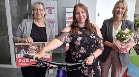 Katrin Winkler aus Großenhain freut sich über ihr neues E-Bike.Annekathrin Richter - Regionalbereichsleiterin Großenhain - und Kundenberaterin Grit Lichy gratulierten und übergaben den Gewinn. Foto: Sparkasse Meißen