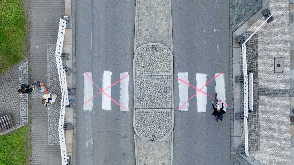 La ciudad de Dresde ha cerrado un paso de carretera en un paso de cebra pintado. / Foto: Sebastian Kahnert/dpa