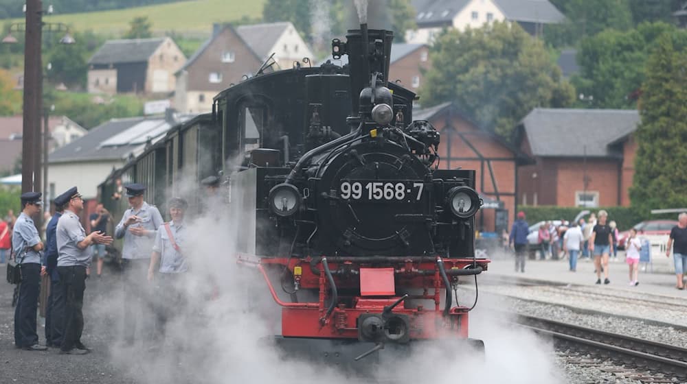Fahrten mit historischen Dampfzügen werden zum Jubiläum auf der Strecke der Preßnitztalbahn geboten.  / Foto: Sebastian Willnow/dpa