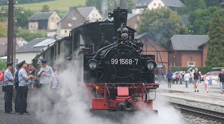 Fahrten mit historischen Dampfzügen werden zum Jubiläum auf der Strecke der Preßnitztalbahn geboten.  / Foto: Sebastian Willnow/dpa
