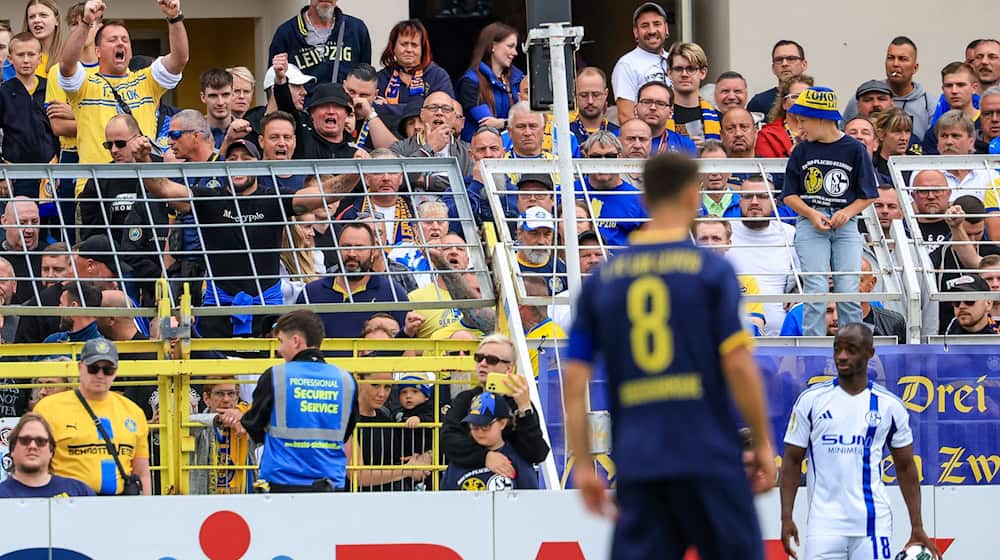  Christopher Antwi-Adjei (d, FC Schalke 04) de pie durante un saque de banda. Tras el partido, el jugador afirmó haber recibido insultos racistas. / Foto: Jan Woitas/dpa