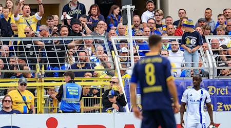  Christopher Antwi-Adjei (d, FC Schalke 04) de pie durante un saque de banda. Tras el partido, el jugador afirmó haber recibido insultos racistas. / Foto: Jan Woitas/dpa