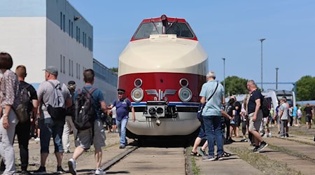 The refurbished train will soon be back on the rails with passengers.  / Photo: Matthias Bein/dpa