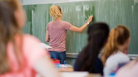 Viele Lehrer und Lehrerinnen in Deutschland arbeiten in Teilzeit. (Symbolbild) / Foto: Julian Stratenschulte/dpa