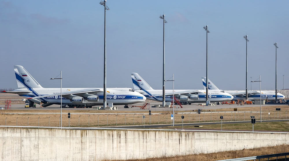 Bereits seit Februar 2022 stehen drei russische Frachtflugzeuge am Flughafen Leipzig/Halle. (Archivbild) / Foto: Jan Woitas/dpa-Zentralbild/dpa
