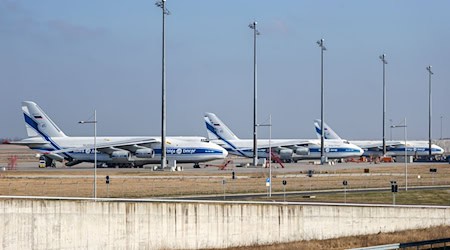 Bereits seit Februar 2022 stehen drei russische Frachtflugzeuge am Flughafen Leipzig/Halle. (Archivbild) / Foto: Jan Woitas/dpa-Zentralbild/dpa