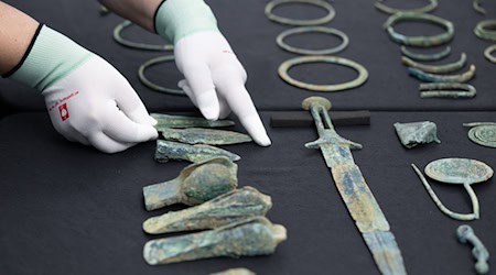 Sachsen hat einen Fund aus der Bronzezeit mit mehr als 300 Objekten präsentiert. / Foto: Sebastian Kahnert/dpa