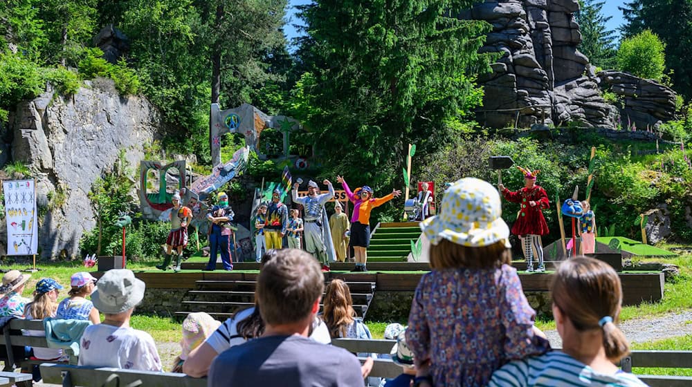 Open-air productions such as those at the Greifensteine Nature Theater are even more attractive when the sun is shining. (Archive photo) / Photo: Hendrik Schmidt/dpa