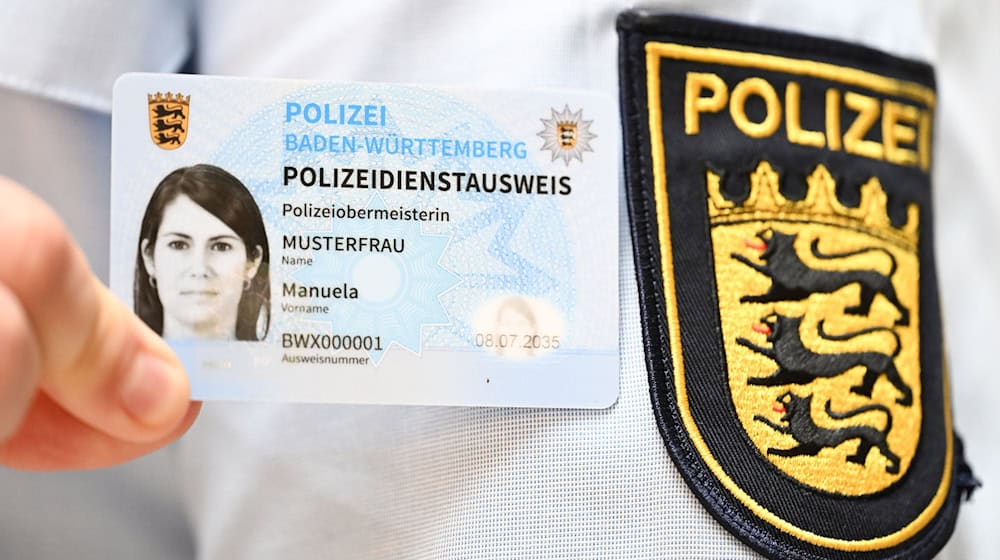 Sachsens Polizei bekommt bundeseinheitlichen Dienstausweis (Archivbild). / Foto: Bernd Weißbrod/dpa