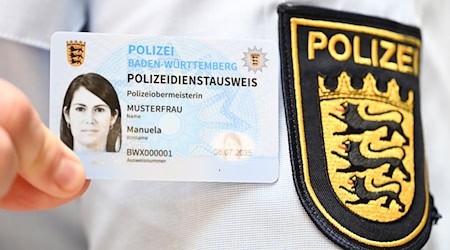 Sachsens Polizei bekommt bundeseinheitlichen Dienstausweis (Archivbild). / Foto: Bernd Weißbrod/dpa