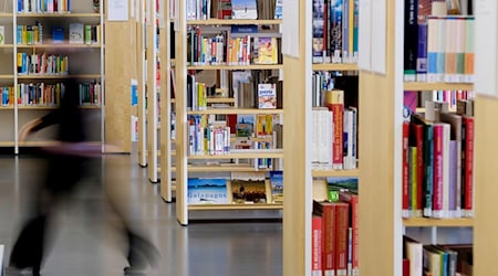 Der Sächsische Bibliothekspreis richtet sich in diesem Jahr auf die Vermittlung von KI. (Symbolbild) / Foto: Sebastian Willnow/dpa-Zentralbild/dpa