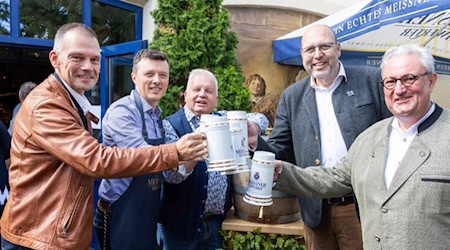 Prosit: v.l.n.r. Landrat Ralf Hänsel, Bürgermeister Markus Renner, Braumeister Bernd Heitmann, OB Olaf Raschke und Inhaber Eric Schäffer. Foto: privat