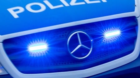 Поліція заарештувала двох підозрюваних після нападу на 19-річного хлопця. (Символічне зображення) / Фото: Jens Büttner/dpa