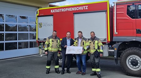 Scheckübergabe an die Feuerwehr. Foto: Sparkasse Meßen