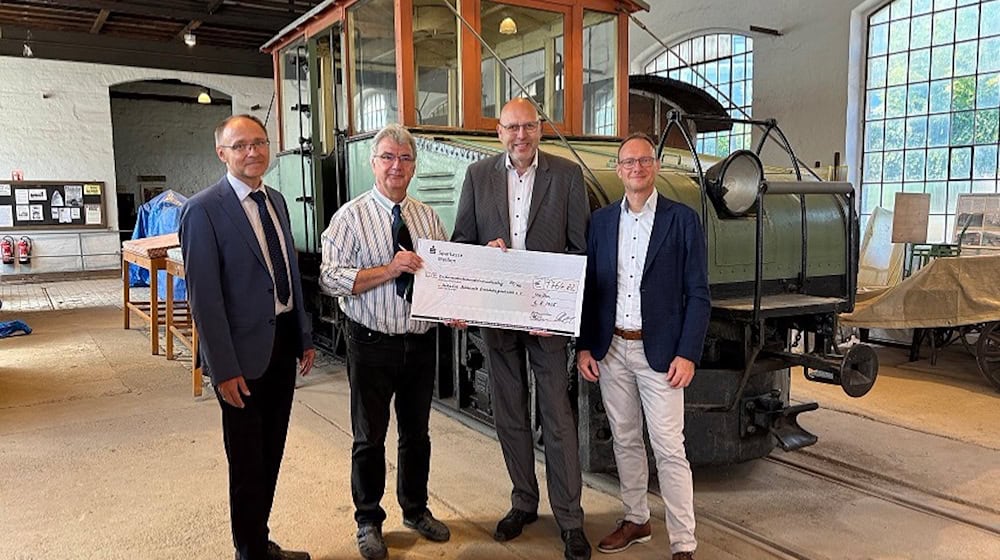 ISEG-Vorsitzender André Marks, Leiter der ISEG-Sektion Meißen Joachim Schulz, Meißens OB Olaf Raschke und MSW-Geschäftsführer Frank Schubert (v.l.n.r.) bei der symbolischen Übergabe des Spendenschecks. Foto: Stadt Meißen