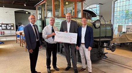 ISEG-Vorsitzender André Marks, Leiter der ISEG-Sektion Meißen Joachim Schulz, Meißens OB Olaf Raschke und MSW-Geschäftsführer Frank Schubert (v.l.n.r.) bei der symbolischen Übergabe des Spendenschecks. Foto: Stadt Meißen