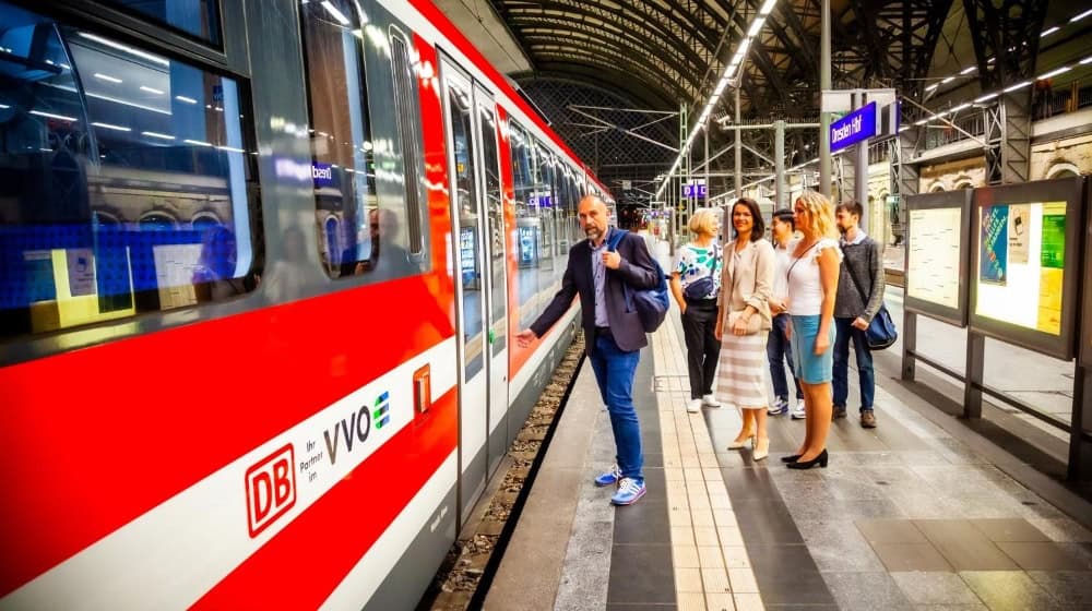 Zusätzliche S-Bahnen und Nachtbusse bringen Besucher des Dresdner Stadtfestes sicher nach Hause. Foto: Verkehrsverbund Oberelbe GmbH