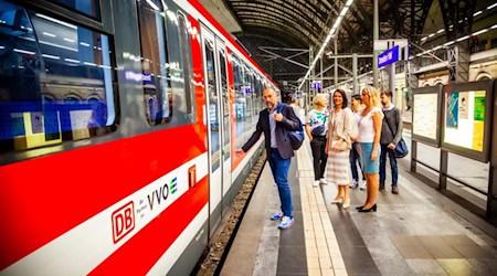 Zusätzliche S-Bahnen und Nachtbusse bringen Besucher des Dresdner Stadtfestes sicher nach Hause. Foto: Verkehrsverbund Oberelbe GmbH