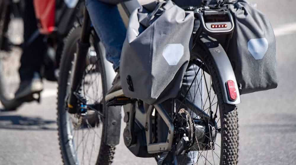 Marode Radwege, unachtsame Autofahrer, längere Strecken: Die Zahl der Pedelec-Unfälle in Sachsen steigt. (Symbolbild) / Foto: Stefan Sauer/dpa