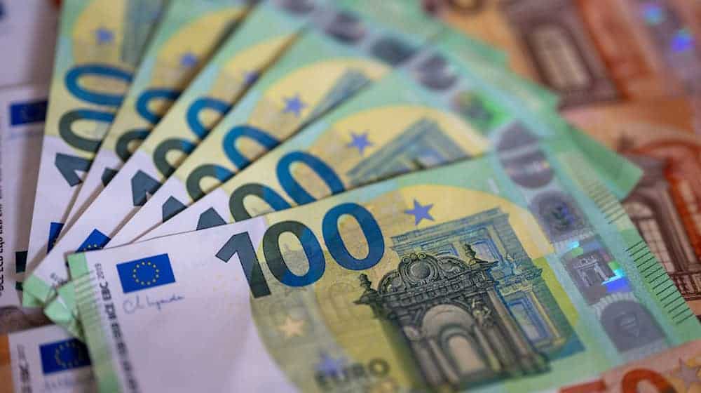 Tax revenues in Saxony increased slightly in the first half of 2025 compared to the previous year. (Symbolic image) / Photo: Monika Skolimowska/dpa