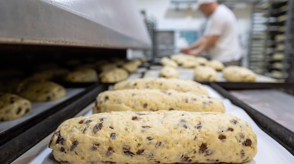 Preparations have to be made now so that Stollen can be eaten in winter. (Archive image) / Photo: Hendrik Schmidt/dpa