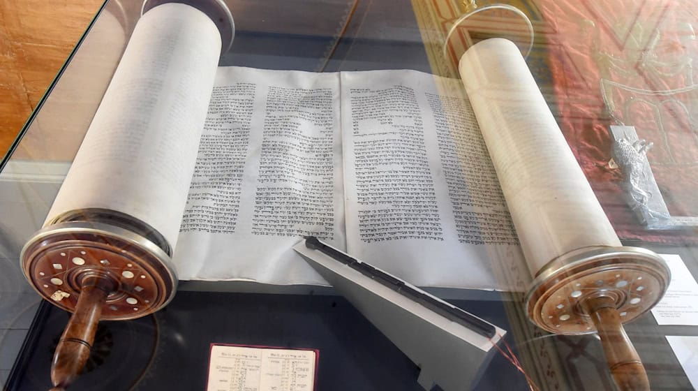 In Dresden wird eine Thora - die heilige Schrift des Judentums - demnächst öffentlich geschrieben. (Symbolbild) / Foto: picture alliance / Waltraud Grubitzsch/dpa-Zentralbild