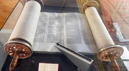 In Dresden wird eine Thora - die heilige Schrift des Judentums - demnächst öffentlich geschrieben. (Symbolbild) / Foto: picture alliance / Waltraud Grubitzsch/dpa-Zentralbild