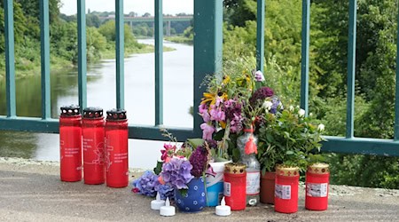 Blumen und Kerzen erinnern an die drei getöteten Soldaten.  / Foto: Sebastian Willnow/dpa