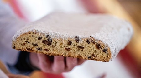 Eine neue Verpackungsregelung für Christstollen sorgt in Sachsen für Unmut (Archivbild).  / Foto: Kristin Schmidt/dpa