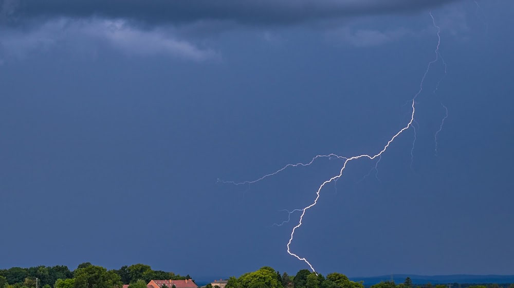 In diesem Sommer sind bislang weniger Blitze bei Gewittern erfasst worden. (Archivbild) / Foto: Patrick Pleul/dpa