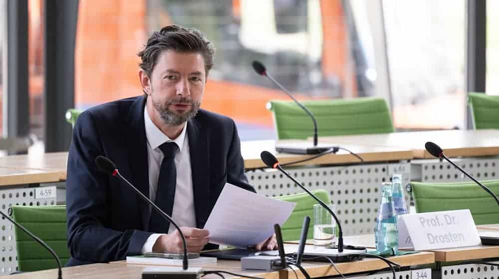 El virólogo Christian Drosten respondió a las preguntas de la Comisión de Investigación Corona del Parlamento del Estado de Sajonia / Foto: Sebastian Kahnert/dpa
