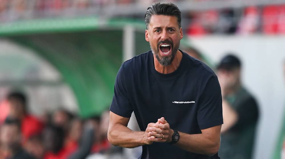 Sandro Wagner, entrenador del Augsburgo, se muestra apasionado en su debut / Foto: Hendrik Schmidt/dpa