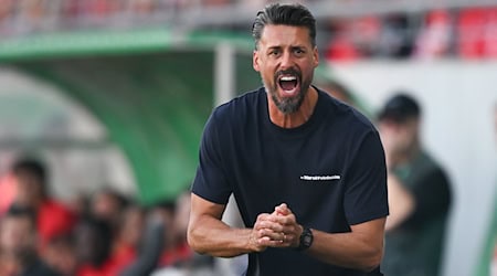 Sandro Wagner, entrenador del Augsburgo, se muestra apasionado en su debut / Foto: Hendrik Schmidt/dpa