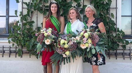Da war die Welt noch heil: Die amtierenden sächsischen Weinhoheiten 2024/25 v.l.n.r Janine Merkel, Ivanna Wübken (Weinkönigin) und Antje Peschel.  Foto: Gemeinde Niederau