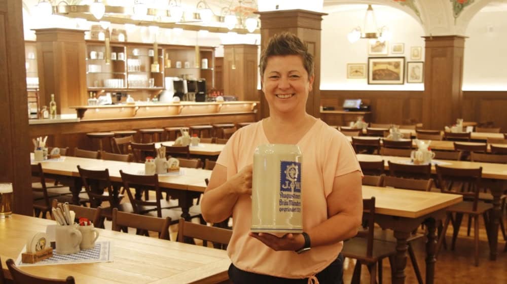  Chefin Mary Berger im neuen Augustiner Keller. Foto im Text: Reproduzierten Postkarte aus den 1930er Jahren. Quelle: Repro Wolfgang Pulfer/Augustiner 