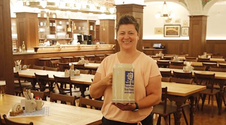  Chefin Mary Berger im neuen Augustiner Keller. Foto im Text: Reproduzierten Postkarte aus den 1930er Jahren. Quelle: Repro Wolfgang Pulfer/Augustiner 