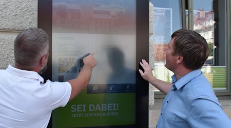 OB Sven Mißbach (r.) und Mediaberater Jens Baumgärtel testen das neue Inforterminal am Großenhainer Rathaus. Foto: Stadt Großenhain