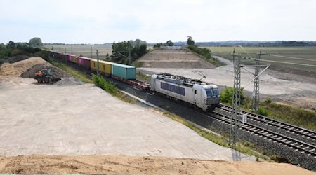 Hier entsteht eine neue Brücke. Foto im Text:  Sie waren am Mittwoch vor Ort: Sven Mißbach (links) Oberbürgermeister Großenhain, Barbara Meyer Staatssekretärin im Staatsministerium für Infrastruktur und Landesentwicklung und Stephan Berger Abteilungsleiter für Mobilität vom Infrastrukturministerium. Foto: Matthias Fischer/Fischermedia