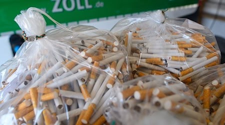 Die Beamten fanden insgesamt 300.400 Zigaretten (Symbolbild) / Foto: Klaus-Dietmar Gabbert/dpa