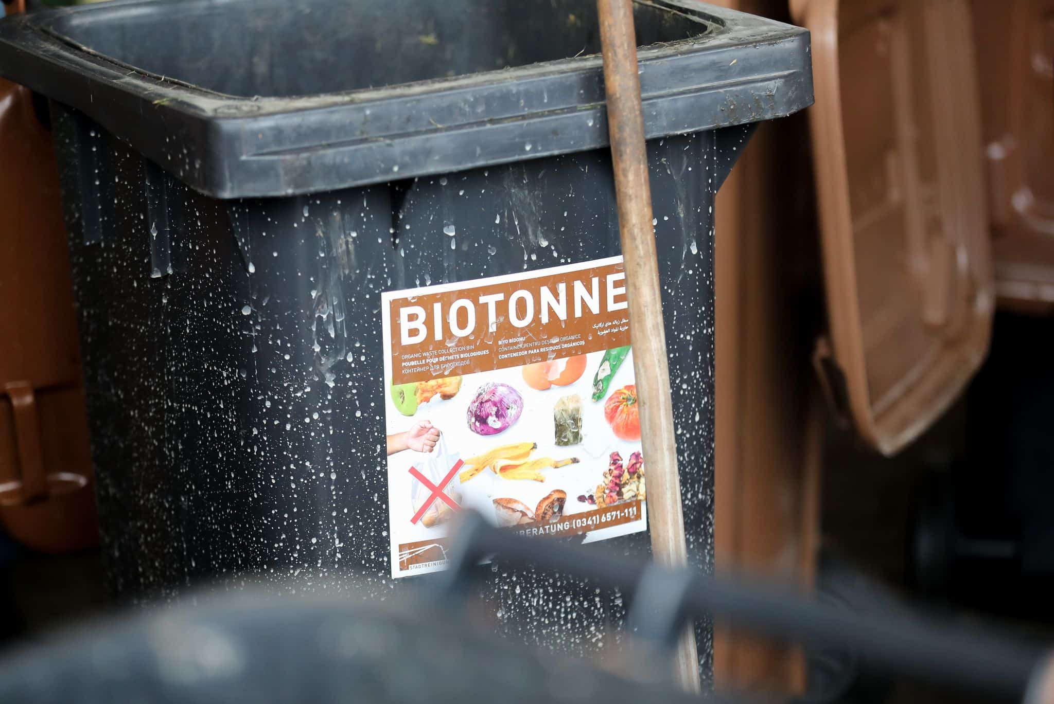 Zu viel falscher Müll - Tausende Biotonnen bleiben stehen